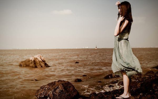 Ư����ˮ���ϵ�ʯͷ